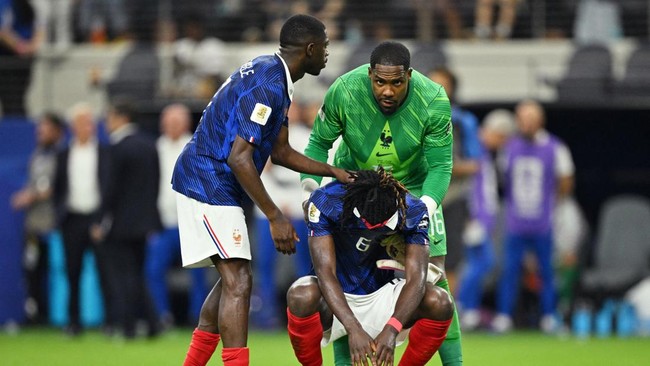 Soccer Football - FIFA World Cup 2026 - Semi Final - France v Spain - Dallas Stadium, Arlington, Texas, U.S. - July 14, 2026 France's Ousmane Dembele, Mike Maignan and Manu Kone look dejected after the match as France are eliminated from the World Cu
