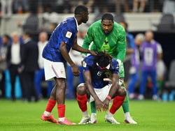 Soccer Football - FIFA World Cup 2026 - Semi Final - France v Spain - Dallas Stadium, Arlington, Texas, U.S. - July 14, 2026 France's Ousmane Dembele, Mike Maignan and Manu Kone look dejected after the match as France are eliminated from the World Cu