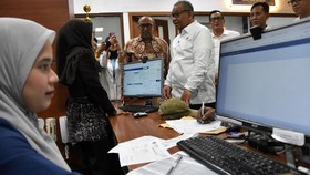 Wakil Menteri Ketenagakerjaan (Wamenaker) Afriansyah Noor (keempat kanan) bersama Chief Executive Officer (CEO) RS Ummi Bogor Fahmi Abdul Kadir Askar (kelima kanan) berbincang dengan peserta magang saat kunjungan di RS Ummi Bogor, Jawa Barat, Selasa