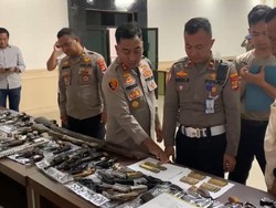 Warga Mesuji Serahkan 80 Senpi Rakitan dan Amunisi Secara Sukarela