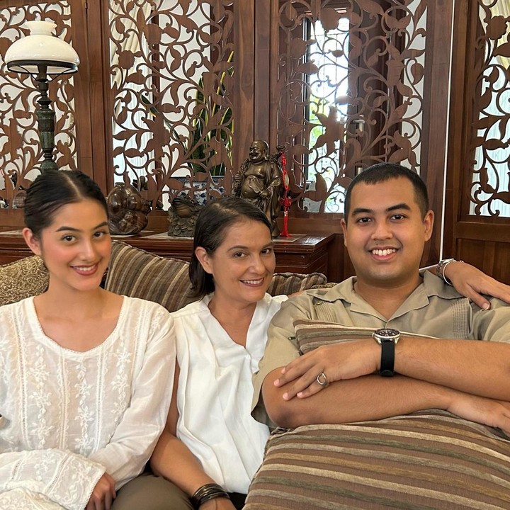 <p>Kehidupan anak artis Tanah Air kerap mencuri perhatian publik, termasuk berbagai pencapaian yang mereka raih. Kali ini, kabar membanggakan datang dari putri Dominique Sanda, Raia Wahab, yang dikabarkan telah menuntaskan kuliahnya. (Foto: Instagram @dominique_sanda)</p>