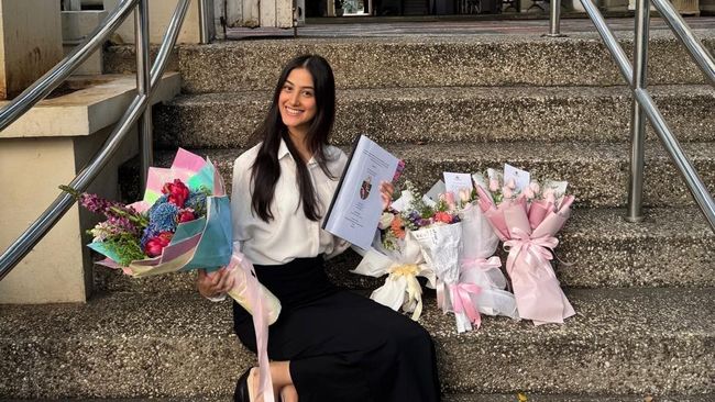 Raia Wahab Anak Dominique Sanda Lulus Kuliah, Intip Potretnya Dapat Ucapan Haru dari Ibunda