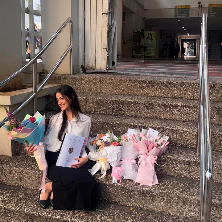 <p>Momen bahagia tersebut dibagikan langsung oleh Dominique melalui sejumlah foto di akun Instagram pribadinya. Unggahan itu memperlihatkan suasana penuh kebahagiaan usai Raia menjalani sidang akhir.&nbsp;(Foto: Instagram @dominique_sanda)</p>