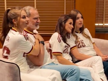 Raja Felipe VI Rayakan Spanyol Lolos ke Final Piala Dunia bersama Kedua Putri Kerajaan