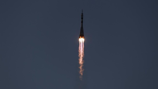 Rusia Meluncurkan Seorang Astronaut Amerika dan 2 Kosmonot Rusia ke ISS