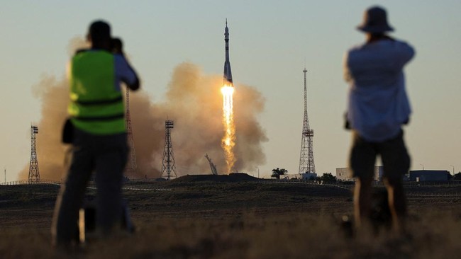 Rusia Meluncurkan Seorang Astronaut Amerika dan 2 Kosmonot Rusia ke ISS
