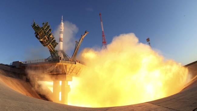 Rusia Meluncurkan Seorang Astronaut Amerika dan 2 Kosmonot Rusia ke ISS