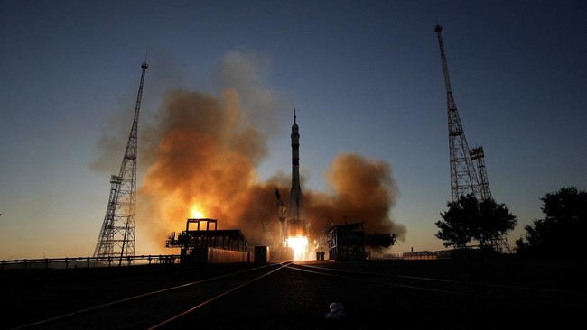 Rusia Meluncurkan Seorang Astronaut Amerika dan 2 Kosmonot Rusia ke ISS