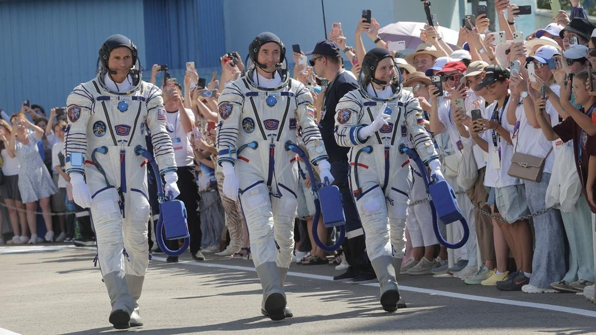 Rusia Meluncurkan Seorang Astronaut Amerika dan 2 Kosmonot Rusia ke ISS