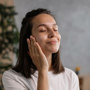 Nggak Sampai 15 Menit, Ini 5 Rutinitas Skincare Pagi Hari untuk Kulit Glowing Maksimal