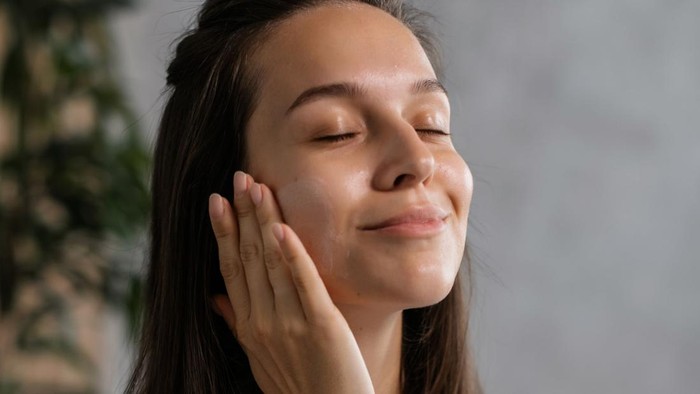 Nggak Sampai 15 Menit, Ini 5 Rutinitas Skincare Pagi Hari untuk Kulit Glowing Maksimal