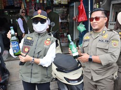 Satpol PP Samarinda Sita Puluhan Botol Miras-Alkohol dari Warung Kelontong