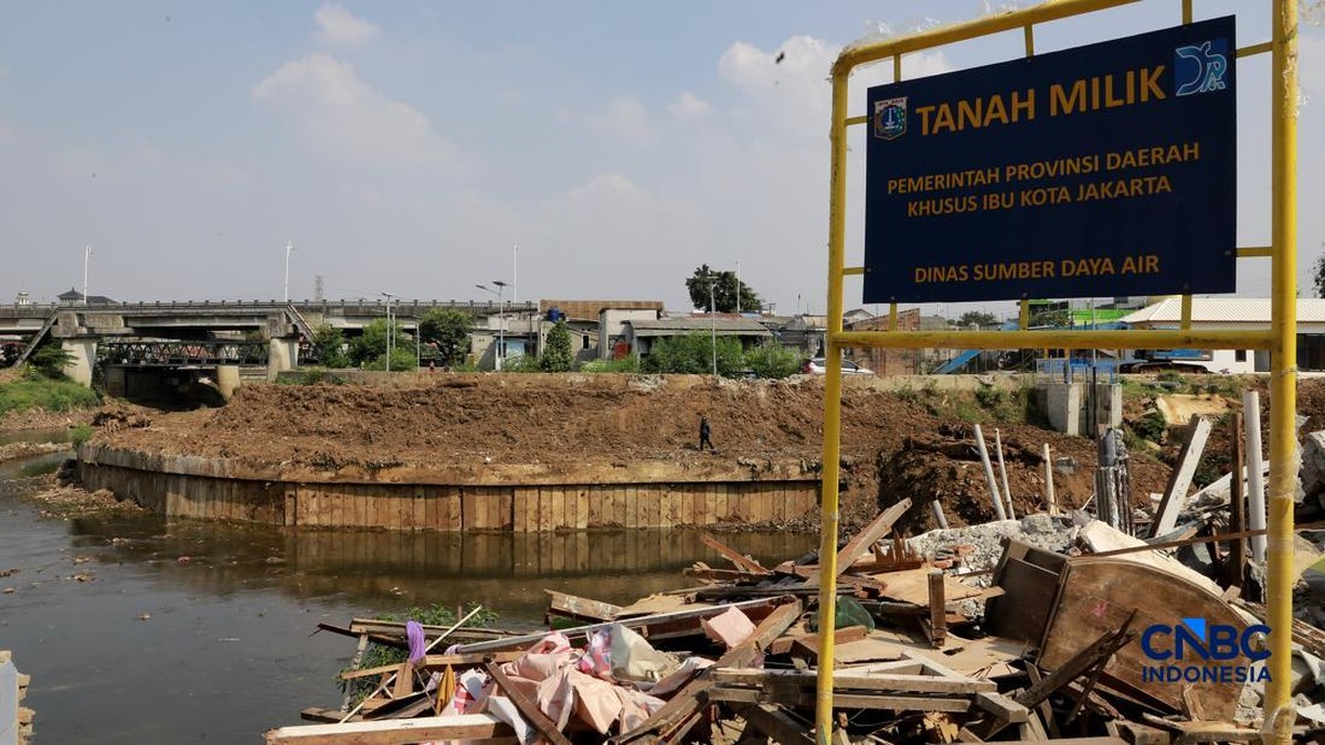Saat Warga Cawang Rela Rumahnya Dibongkar Demi Atasi Banjir Jakarta