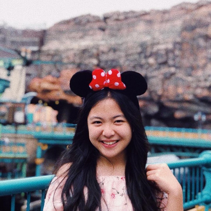<p>Senyum ceria Bernadya saat berlibur ke taman hiburan memperlihatkan masa remajanya yang penuh keceriaan. Kini, ia telah tumbuh menjadi penyanyi muda berbakat yang menginspirasi banyak anak Indonesia. (Foto: Instagram @bernadyaribka)</p>