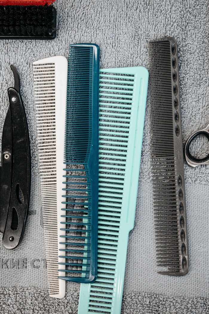 Sisir rambut yang digunakan tiap hari biasanya menjadi sarang bakteri/Foto: Pexels.com/Pavel Danilyuk