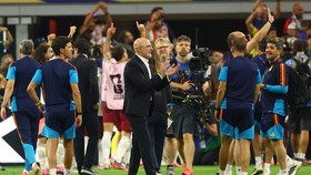 Soccer Football - FIFA World Cup 2026 - Semi Final - France v Spain - Dallas Stadium, Arlington, Texas, U.S. - July 14, 2026 Spain coach Luis De La Fuente celebrates after the match REUTERS/Kai Pfaffenbach