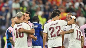 Soccer Football - FIFA World Cup 2026 - Semi Final - France v Spain - Dallas Stadium, Arlington, Texas, U.S. - July 14, 2026 Spain's Mikel Oyarzabal celebrates with teammate Dani Olmo after the match IMAGN IMAGES via Reuters/Maria Lysaker