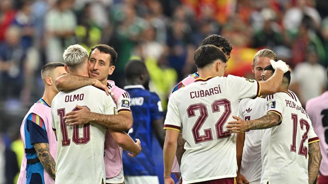 Soccer Football - FIFA World Cup 2026 - Semi Final - France v Spain - Dallas Stadium, Arlington, Texas, U.S. - July 14, 2026 Spain's Mikel Oyarzabal celebrates with teammate Dani Olmo after the match IMAGN IMAGES via Reuters/Maria Lysaker
