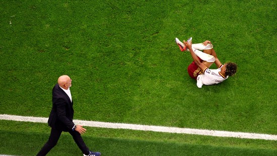 Soccer Football - FIFA World Cup 2026 - Semi Final - France v Spain - Dallas Stadium, Arlington, Texas, U.S. - July 14, 2026 Spain coach Luis De La Fuente reacts as Lamine Yamal lies on the ground after sustaining an injury REUTERS/Agustin Marcarian