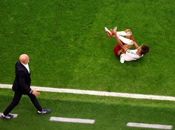 Soccer Football - FIFA World Cup 2026 - Semi Final - France v Spain - Dallas Stadium, Arlington, Texas, U.S. - July 14, 2026 Spain coach Luis De La Fuente reacts as Lamine Yamal lies on the ground after sustaining an injury REUTERS/Agustin Marcarian