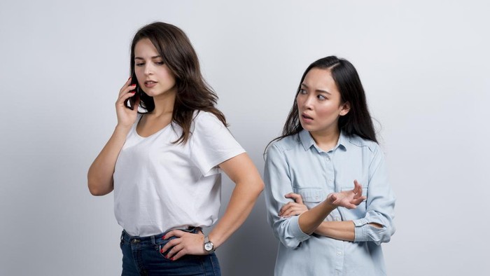 5 Tanda Diam-Diam Orang Mengabaikanmu, Meski Tanpa Pertengkaran