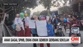 Anak Gagal SPMB, Emak-Emak Gembok Gerbang Sekolah