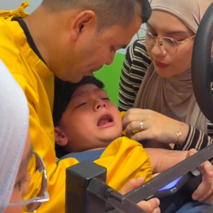 <p>Saat akhirnya disunat, tangis Air pecah. Ia menangis sambil sesekali bertanya ke dokter tentang tindakan sunat yang dilakukan padanya. Saat melihat sang putra menangis, Irish Bella dan suaminya Haldy Sabri sempat terlihat tak tega. Namun, Irish mengaku senang karena putranya bisa melewati semua itu dengan baik. "<em>MasyaAllah Alhamdulillah</em>&hellip; selesai juga drama sunat hari ini," tulisnya. (Foto: Instagram @_irishbella_/ @haldy_sabri)</p>