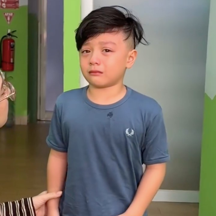 <p>Di <em>postingan</em> lainnya, Irish Bella mengungkap rasa bangganya pada sang putra karena sudah berani untuk sunat di usianya yang sebentar lagi genap 6 tahun. "<em>MasyaAllah</em> pokoknya bangga banget sama Abang udah berani di sunat, walaupun banyak dramanya. Jujur sebagai ibu disini hati campur aduk dag dig dug tapi lega akhirnya momen ini terlewatkan dan kami masih di beri umur panjang sama Allah untuk ada di samping abang menemaninya di <em>milestone</em> ini, <em>Alhamdulillah</em>," ungkap perempuan 30 tahun ini. (Foto: Instagram @_irishbella_/ @haldy_sabri)</p>
