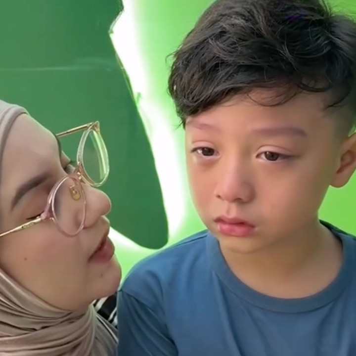 <p>Anak pertama Irish Bella, Air Rumi Akbar atau akrab disapa Air, baru saja dikhitankan alias sunat. Melalui unggahan di Instagram, Irish Bella membagikan momen penuh drama sebelu dan setelah sang putra sunat, Bunda. (Foto: Instagram @_irishbella_/ @haldy_sabri)</p>