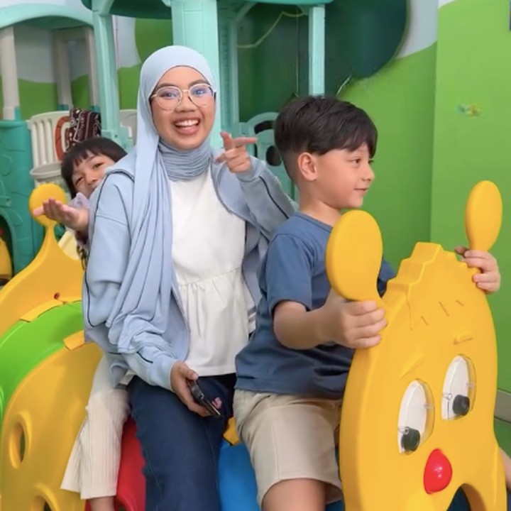 <p>Sebelum sunat, Air sempat bermain dengan adiknya Amala dan kakak sambungnya Syifa. Air juga sempat mengaku bahwa dirinya tidak takut akan dikhitankan. "(Perasaannya) <em>Happy</em>, mau disunat. Enggak (<em>degdegan</em> dan takut)," katanya kepada sang Bunda. (Foto: Instagram @_irishbella_/ @haldy_sabri)</p>