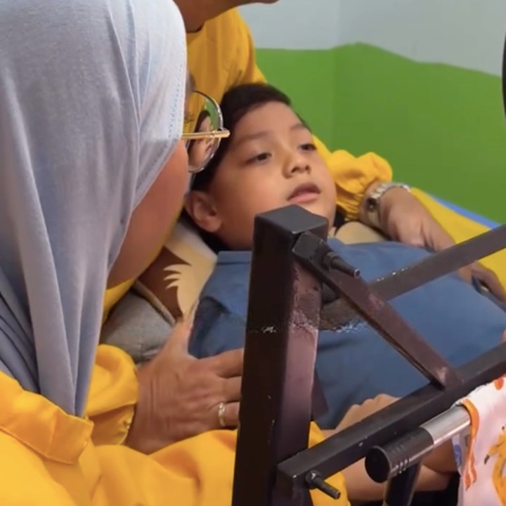 <p>Air datang ke klinik sunat dengan hati yang gembira dan penuh keberanian. Irish Bella mengaku bahwa anaknya memang mengaku sudah siap disunat, sehingga ia pun mewujudkan keinginan sang putra. "Mumpung masih libur, dan anaknya mau disunat. 'Abang pengin disunat', katanya. Jadi bismillah kita mau sunat abang hari ini," kata Irish Bella dalam video unggahannya. (Foto: Instagram @_irishbella_/ @haldy_sabri)</p>