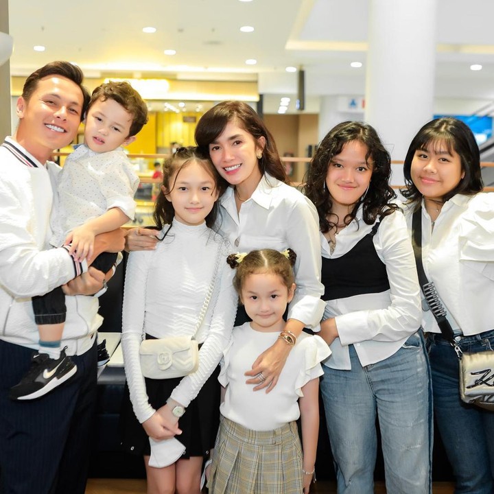 <p>Pasangan artis Ussy Sulistiawaty dan Andhika Pratama memiliki lima anak. Anak pertama mereka Nur Amalia Putri atau Amel, memiliki perbedaan usia 15 tahun dari adik bungsunya, Sakalingga Ibra Pratama atau akrab disapa Saka. Saat ini, Amel diketahui sedang menempuh pendidikan di jurusan kedokteran hewan IPB. Sementara itu, adik bungsunya, Saka, baru saja lulus TK. (Foto: Instagram @ussypratama)</p>