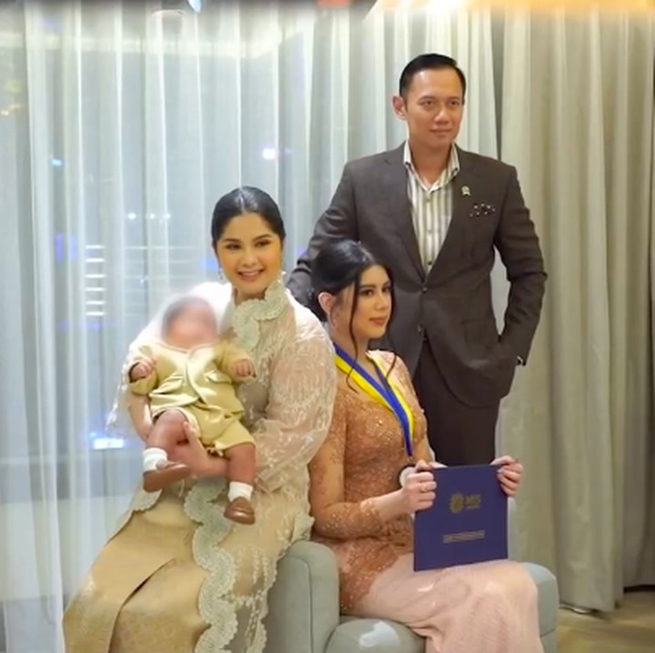 <p>Artis Annisa Pohan memiliki dua anak yang jarak usianya 17 tahun. Anak pertamanya Almira Tunggadewi Yudhoyono, saat ini berusia 17 tahun. Sementara anak keduanya Arjuna Hanyokrokusumo Yudhoyono, yang lahir pada 29 Maret 2026, usianya belum genap setahun. Kehadiran Arjuna begitu spesial bagi keluarga Annisa dan suaminya Agus Harimurti Yudhoyono. Pasalnya, Annisa dan Agus memang sudah cukup lama ingin menambah momongan. "Bagi saya ini sesuatu yang juga spesial, ini anak kedua tapi karena berjarak 17 tahun jadi seperti yang pertama," kata Agus, saat mengumumkan kabar kelahiran anak keduanya beberapa waktu lalu. (Foto: Instagram @annisayudhoyono)</p>
