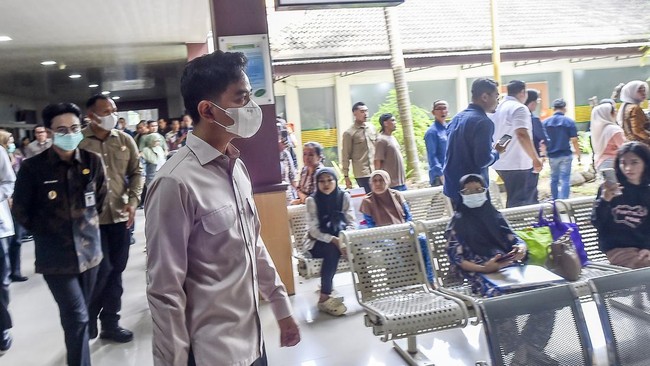 Wakil Presiden Gibran Rakabuming Raka (kiri) berjalan melewati sejumlah pasien saat mengunjungi RSUD Raden Mattaher, Jambi, Kamis (16/7/2026). Kedatangan Wapres untuk memastikan layanan kesehatan masyarakat di rumah sakit rujukan pemerintah Provinsi