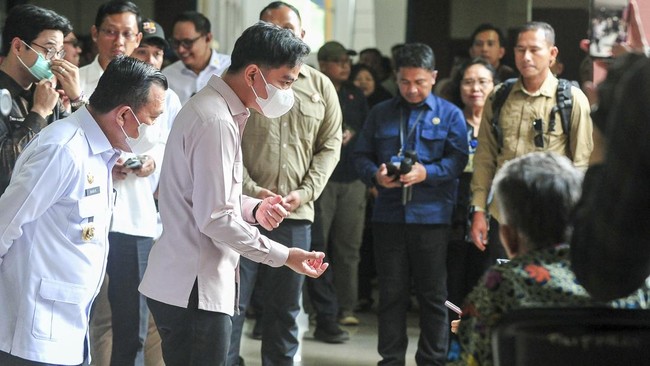 Wakil Presiden Gibran Rakabuming Raka (kedua kiri) didampingi Gubernur Jambi Al Haris (kiri) berbincang dengan salah seorang pasien saat mengunjungi RSUD Raden Mattaher, Jambi, Kamis (16/7/2026). Kedatangan Wapres untuk memastikan layanan kesehatan m