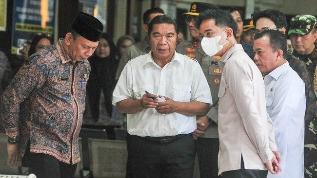 Wakil Presiden Gibran Rakabuming Raka (kedua kanan) didampingi Gubernur Jambi Al Haris (kanan) berbincang dengan Plt Dirut RSUD Raden Mattaher Iwan Hendrawan (kiri) saat mengunjungi RSUD Raden Mattaher, Jambi, Kamis (16/7/2026). Kedatangan Wapres unt