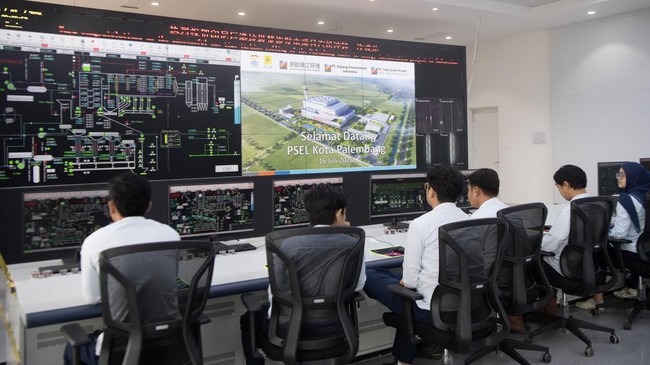 Pekerja memperhatikan layar monitor di ruang kontrol proyek pembangunan Pengolahan Sampah Menjadi Energi Listrik (PSEL) Keramasan, Kertapati, Palembang, Sumatera Selatan, Kamis (16/7/2026). Dalam kunjungannya tersebut Wapres berharap PSEL Keramasan y