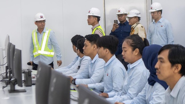 Wakil Presiden Gibran Rakabuming Raka (kedua kiri) berbincang dengan Project Manager pembangunan fasilitas Pengolahan Sampah menjadi Energi Listrik (PSEL) Satriawan Kirana (kiri) saat meninjau proyek pembangunan Pengolahan Sampah Menjadi Energi Listr