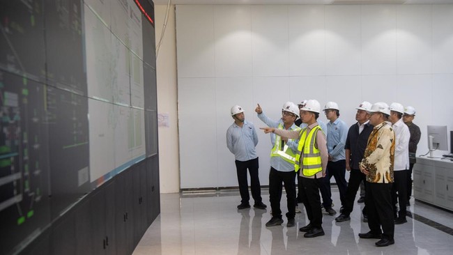 Wakil Presiden Gibran Rakabuming Raka (ketiga kiri) berbincang dengan Project Manager pembangunan fasilitas Pengolahan Sampah menjadi Energi Listrik (PSEL) Satriawan Kirana (kedua kiri), Gubernur Sumatera Selatan Herman Deru (keempat kanan) dan pejab