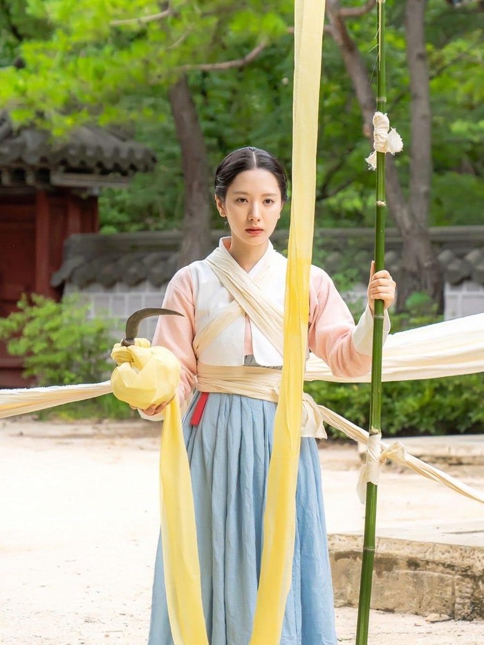 Yeo Ri yang diperankan oleh Bona WJSN mengenakan hanbok bernuansa natural di The Haunted Palace. Karena ia adalah cucu seorang dukun, kostumnya lebih terlihat sederhana namun tetap elegan.