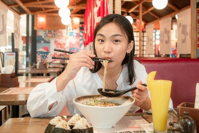 Orang yang suka mencoba restoran baru punya rasa ingin tahu yang tinggi. Ketika mereka menjadikan aktivitas mencoba hal baru sebagai hobi, mereka sebenarnya sedang melatih dan memenuhi kebutuhan jiwa mereka.