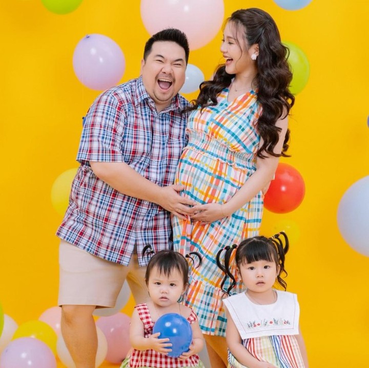 <p>Di maternity shoot, Nex Carlos dan Vienesca Laurencia mengusung latar kuning cerah dengan dekorasi balon warna-warni, maternity shoot terasa ceria dan hangat, menampilkan kebersamaan keluarga kecil mereka menjelang kehadiran Si Kecil. Tak ketinggalan, Nex Carlos dan Vienesca merekam keriuhan maternity shoot, sebelum sampai menjadi foto estetik bersama dua putrinya. "Dibalik foto yang estetik, ada mood toodler yang harus dijaga," tulis Vienesca.(Foto: @vienesca)</p>