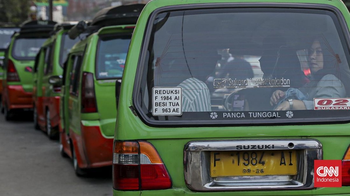 Sejumlah angkutan kota (angkot) melintas di Jalan Kapten Muslihat, kawasan Stasiun Bogor, Jawa Barat, Rabu (16/7). (CNN Indonesia/Febria Adha L).