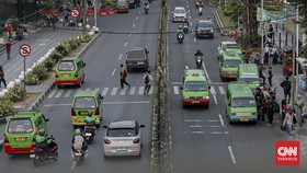 Sejumlah angkutan kota (angkot) melintas di Jalan Kapten Muslihat, kawasan Stasiun Bogor, Jawa Barat, Rabu (16/7). (CNN Indonesia/Febria Adha L).