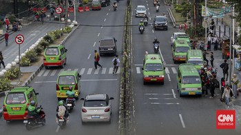 Sejumlah angkutan kota (angkot) melintas di Jalan Kapten Muslihat, kawasan Stasiun Bogor, Jawa Barat, Rabu (16/7). (CNN Indonesia/Febria Adha L).