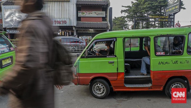 Sejumlah angkutan kota (angkot) melintas di Jalan Kapten Muslihat, kawasan Stasiun Bogor, Jawa Barat, Rabu (16/7). (CNN Indonesia/Febria Adha L).