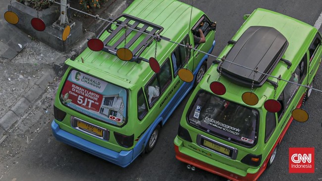 Sejumlah angkutan kota (angkot) melintas di Jalan Kapten Muslihat, kawasan Stasiun Bogor, Jawa Barat, Rabu (16/7). (CNN Indonesia/Febria Adha L).