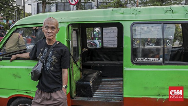 Sejumlah angkutan kota (angkot) melintas di Jalan Kapten Muslihat, kawasan Stasiun Bogor, Jawa Barat, Rabu (16/7). (CNN Indonesia/Febria Adha L).