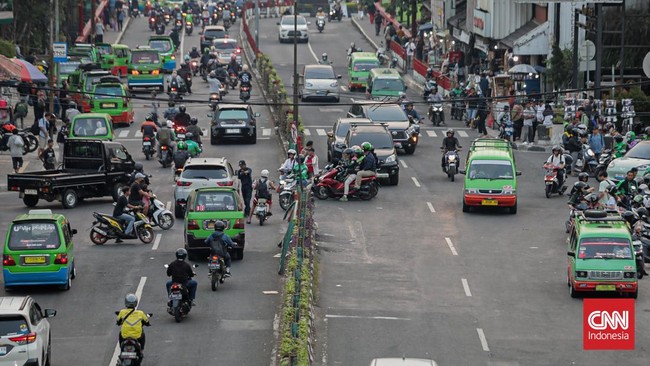 Sejumlah angkutan kota (angkot) melintas di Jalan Kapten Muslihat, kawasan Stasiun Bogor, Jawa Barat, Rabu (16/7). (CNN Indonesia/Febria Adha L).