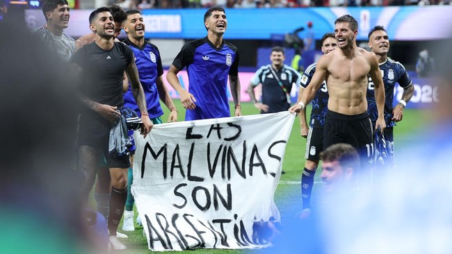 Argentina's players show a banner that reads in Spanish, 